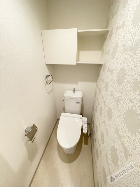 トイレ　人気アイテムの温水洗浄便座。清潔感のあるトイレです。