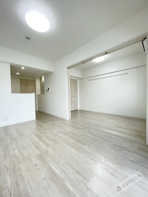 居室・リビング　内装は白を基調として建具とがグッと映えて．．．