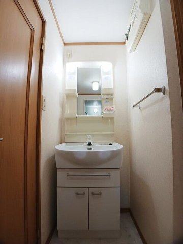 洗面設備　明るい洗面所です