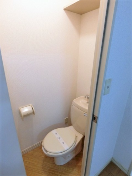 トイレ　人気のバストイレ別です♪上部にはトイレットペーパーなどの小物