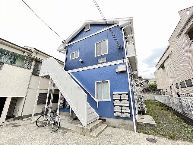 建物外観　横浜線「鴨居」駅まで徒歩5分！スーパーが近くて便利な立地の2