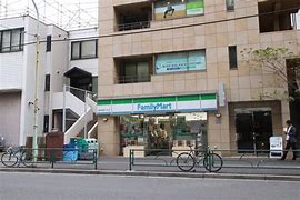 コンビニ　ファミリーマート恵比寿四丁目店（コンビニ）まで143m