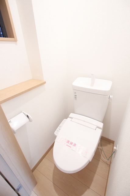 トイレ　窓のあるトイレです♪