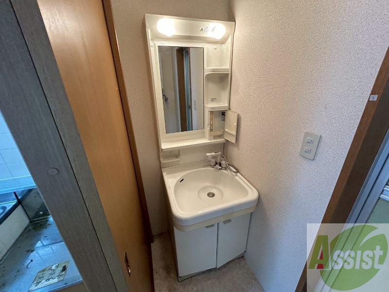 洗面設備　大きくて使いやすそうな独立洗面台になっています。