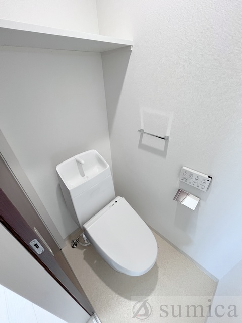 トイレ　人気アイテムの温水洗浄便座。清潔感のあるトイレです。
