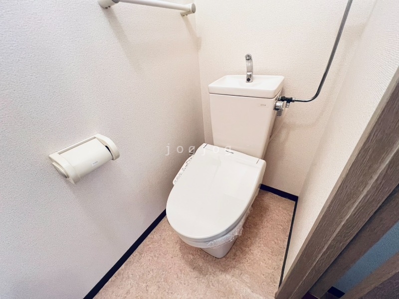 トイレ　嬉しい温水洗浄便座付きのトイレです。