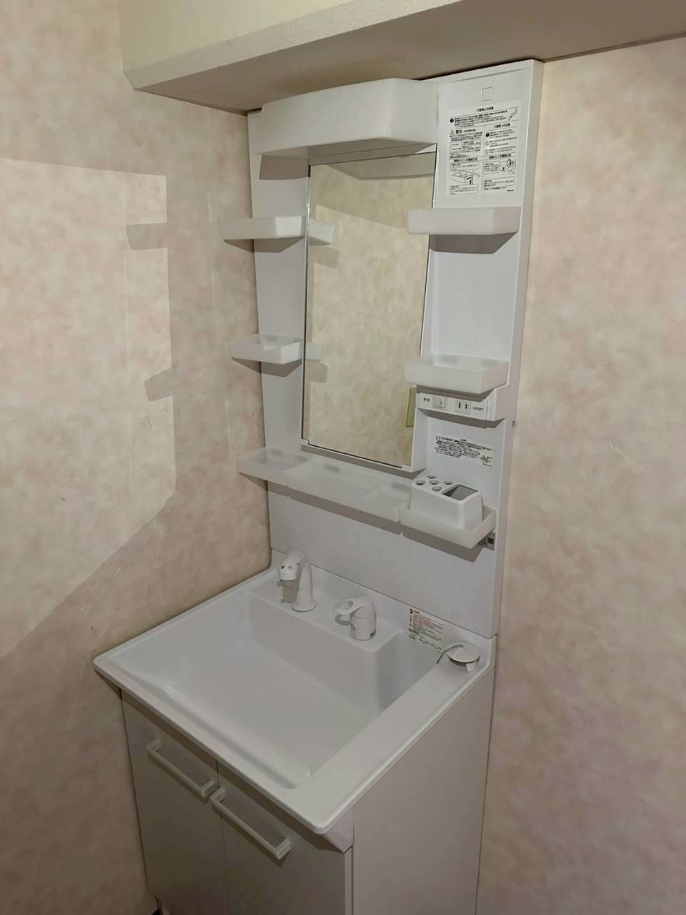 洗面設備　独立洗面化粧台が付いています