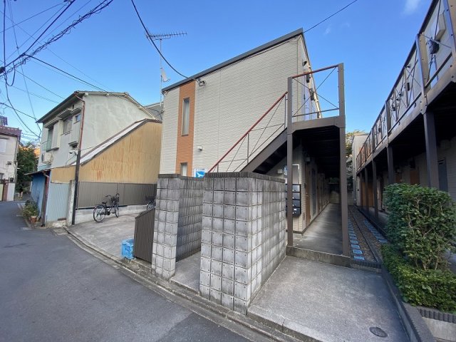 エントランス　落ち着いたエントランスです