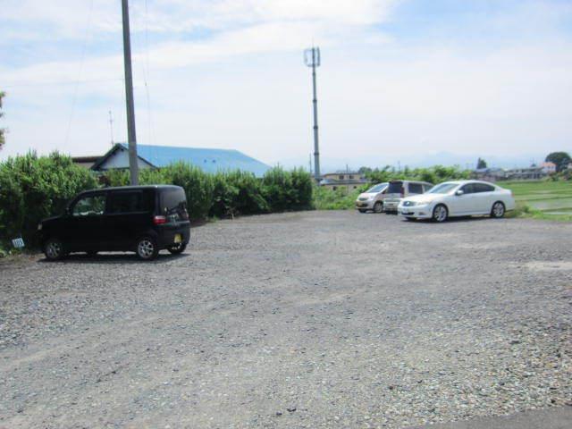 エントランス　未舗装駐車場