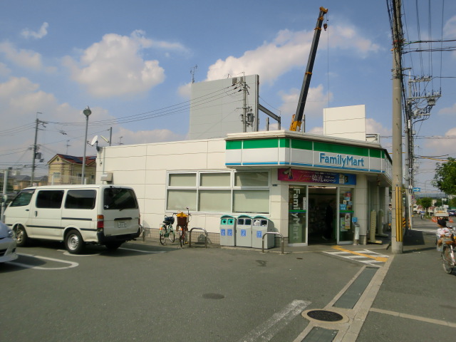 コンビニ　ファミリーマート（コンビニ）まで300m
