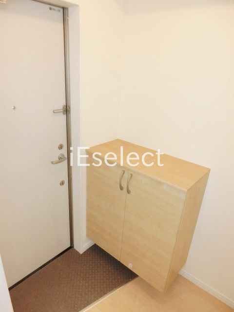 玄関　玄関にはシューズボックスがあります