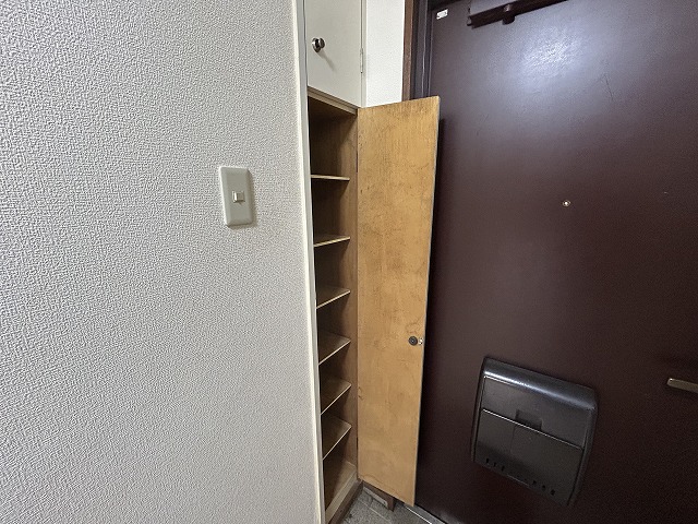 カレッジ花尾の玄関写真