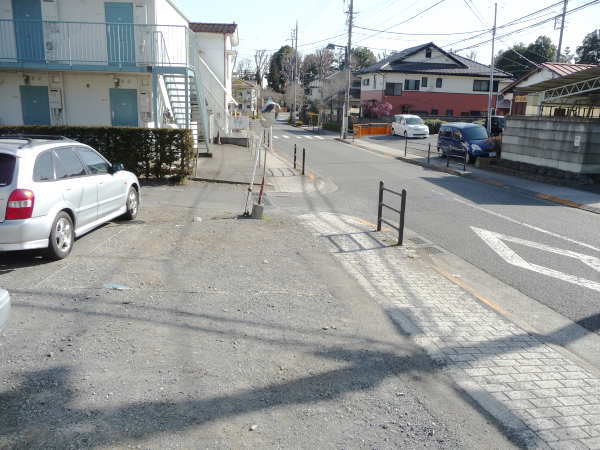 【八王子市長房町のアパートの駐車場】