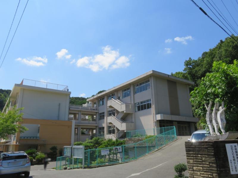 【岡山市北区津島西坂のマンションの小学校】