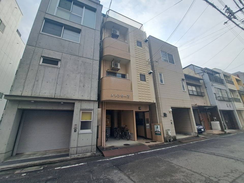 【松山市中一万町のマンションの建物外観】