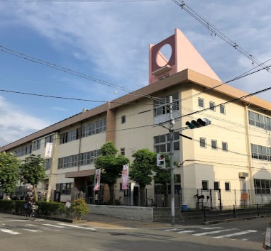 【八尾市渋川町のマンションの小学校】