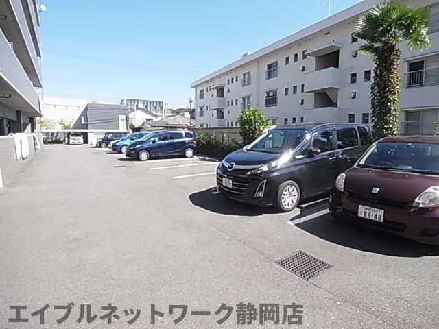 【静岡市葵区銭座町のマンションの駐車場】