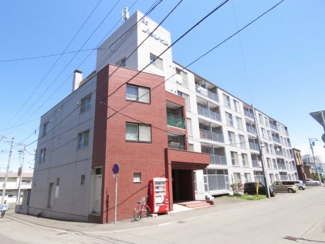 札幌市豊平区平岸六条のマンションの建物外観