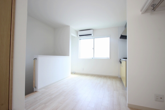 居室・リビング　同物件、別号室のものです。