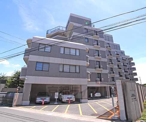 京都市伏見区桃山町和泉のマンションの建物外観