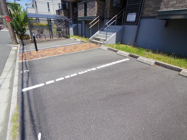 【木津川市州見台のアパートの駐車場】