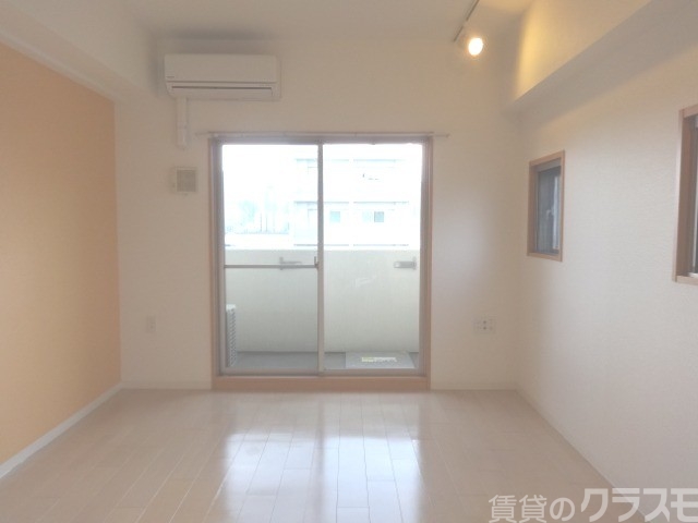 居室・リビング　一人暮らしには十分です。