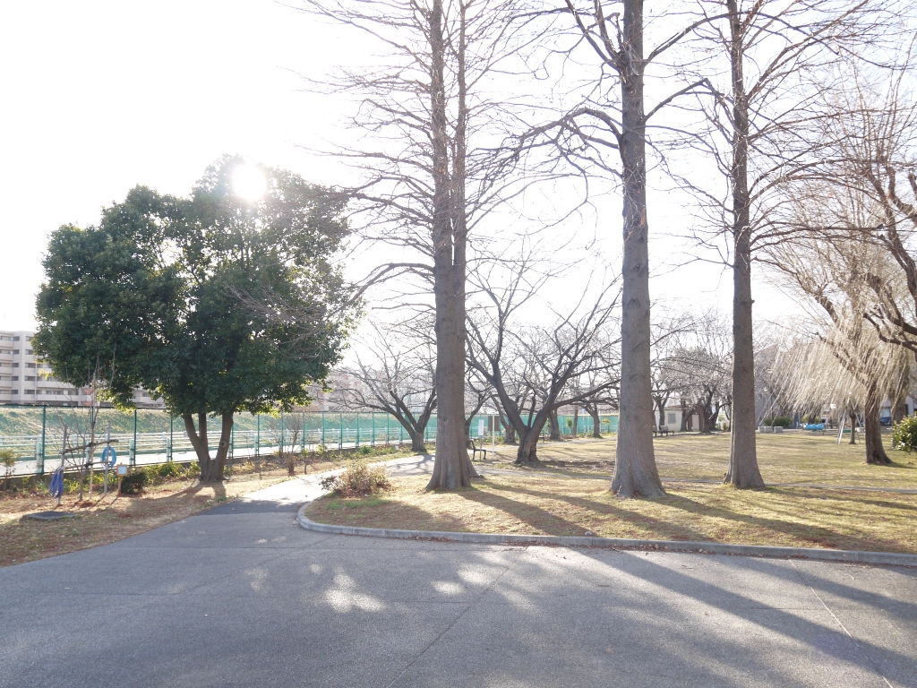 【横浜市緑区白山のマンションの公園】