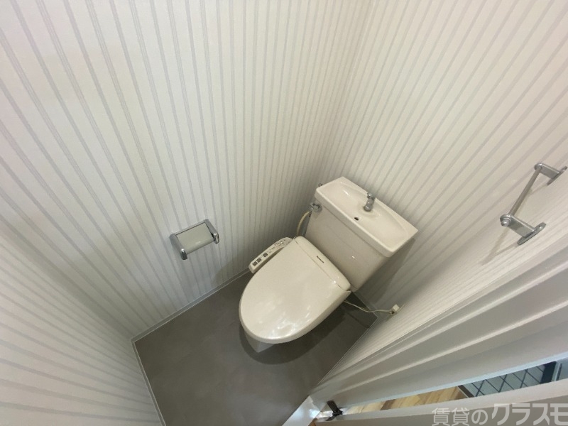 トイレ　ウォシュレット付き。