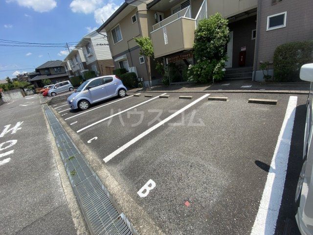 【岡崎市若松東のアパートの駐車場】