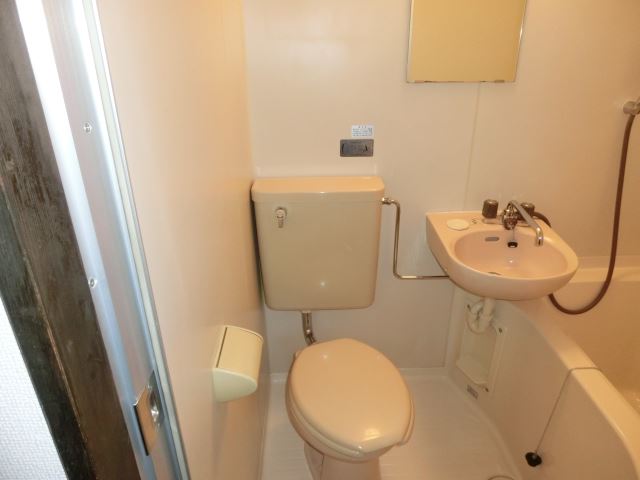 トイレ　鏡・洗面台付！