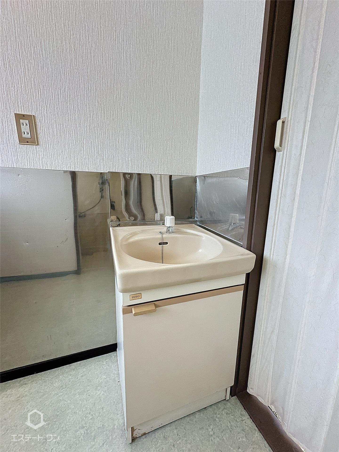 洗面設備　独立した洗面所です