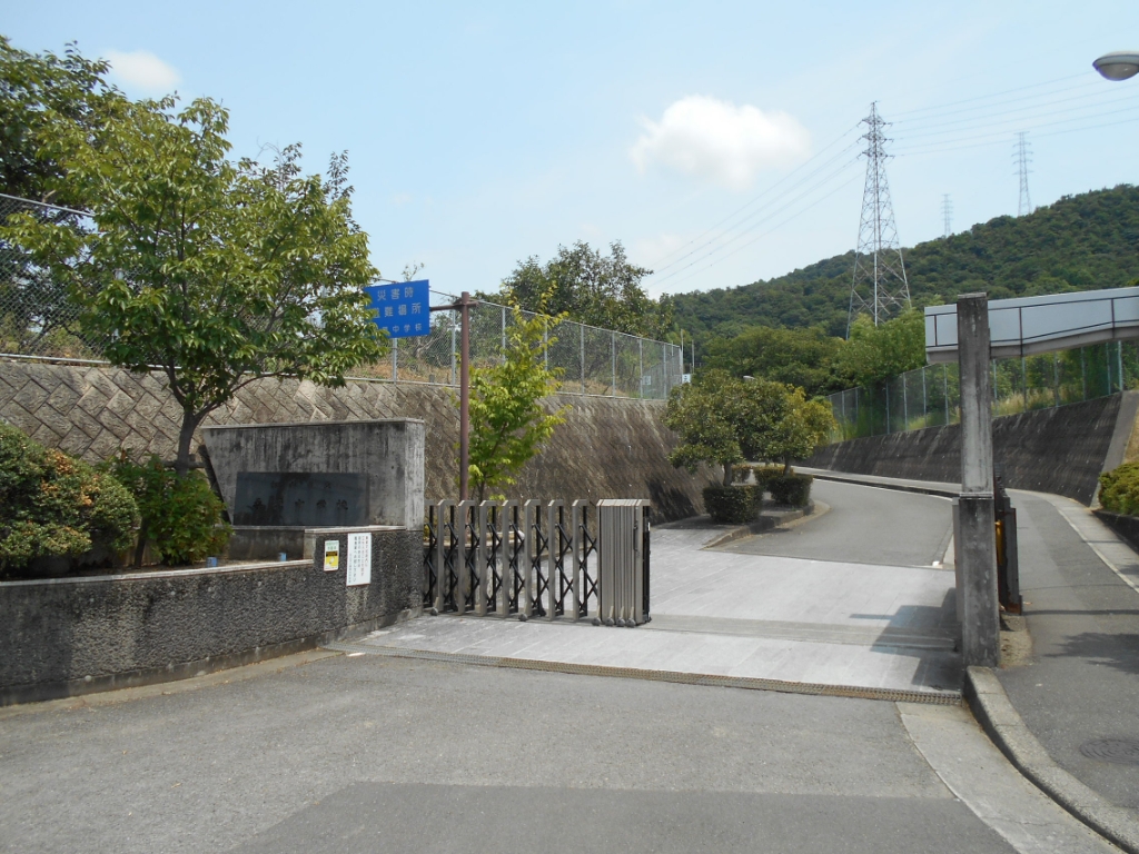 中学校　松山市立桑原中学校（中学校）まで1547m