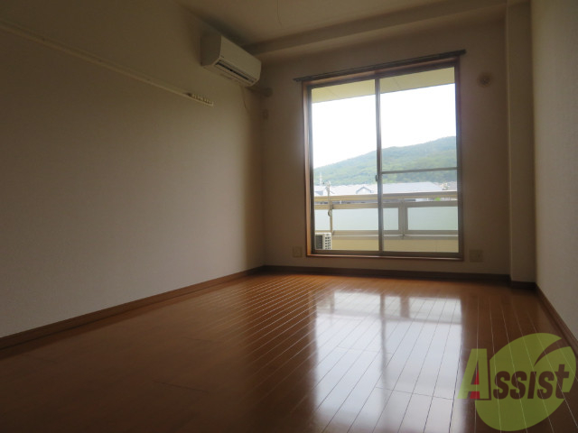 居室・リビング　８帖の洋室です。広々として、きれいですね。