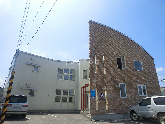 Ｈ・ＣＵＢＥ　ＡＰＡＲＴＭＥＮＴ　ＨＯＵＳＥの建物外観