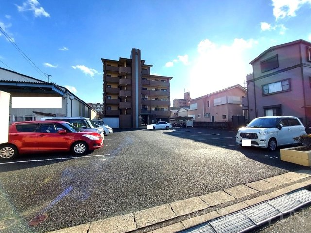 【豊橋市菰口町のマンションの駐車場】