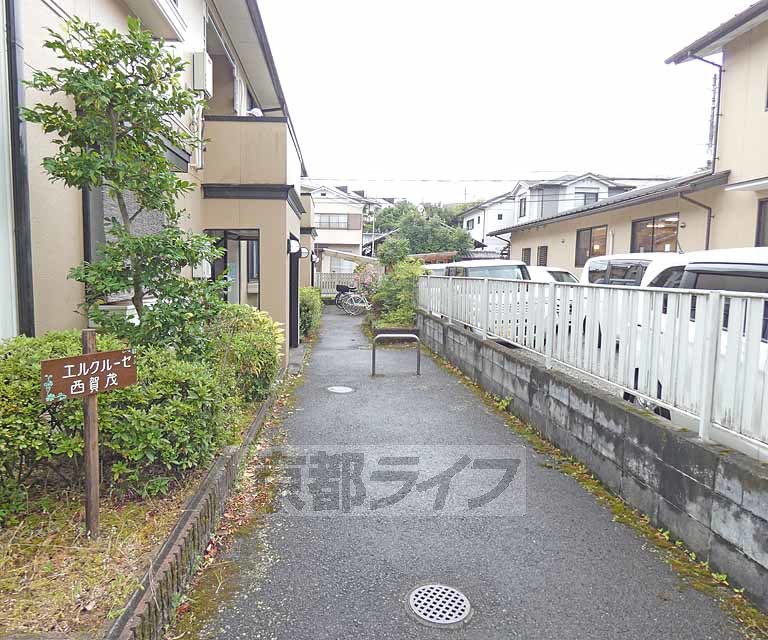 【京都市北区西賀茂山ノ森町のアパートのエントランス】