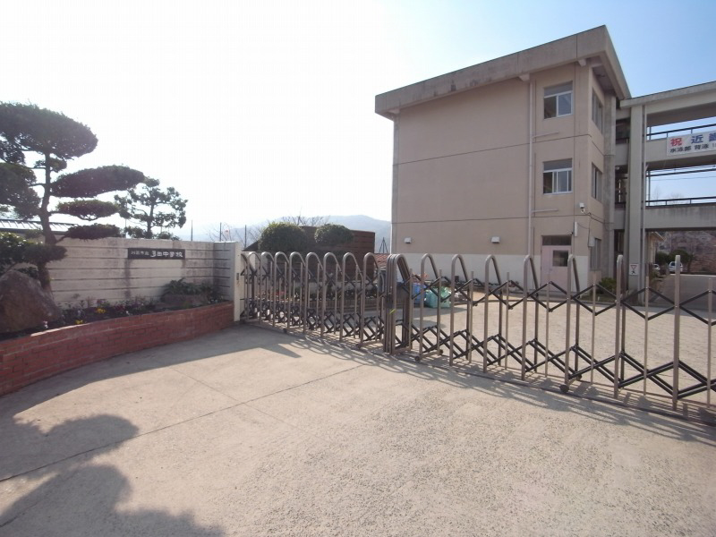 中学校　多田中学校（中学校）まで1996m