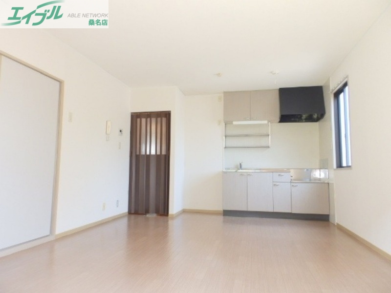 居室・リビング　同物件別部屋の写真です