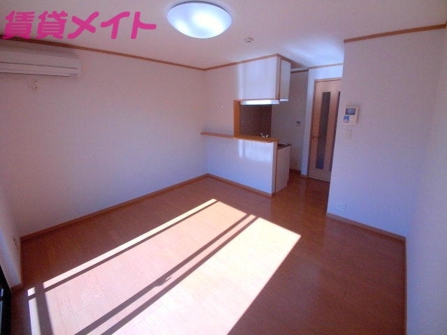 居室・リビング　同物件別室の写真です