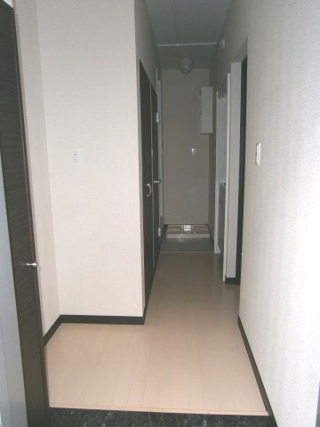 玄関　2階のお部屋へは内階段有りです。