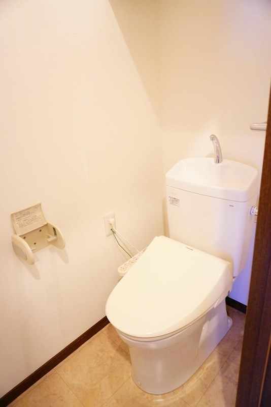トイレ　トイレは快適な温水洗浄便座付き