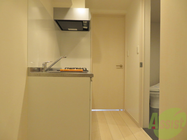 玄関　玄関を入るとまずキッチン、右手が脱衣所、トイレで正面が居室