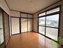居室・リビング　南向きの大きめの窓から日差しがたっぷり入る明るいお部屋です。