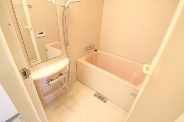 バス・シャワールーム　追い炊き機能完備でファミリーや長湯にも対応できるポイントです