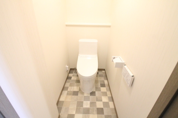 トイレ　温水シャワー付きトイレでいつでも快適です。