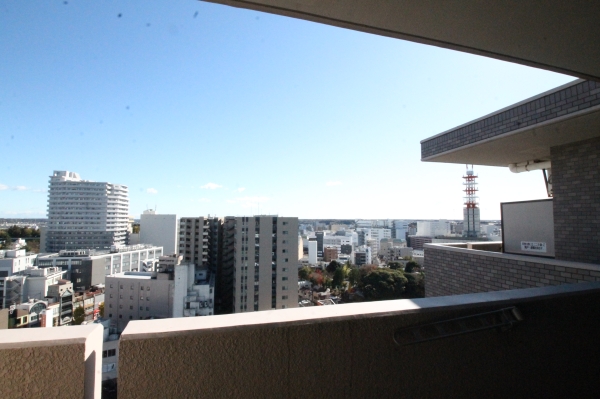 バルコニー　マンションはバルコニーが広いの特徴です。洗濯物干し◎