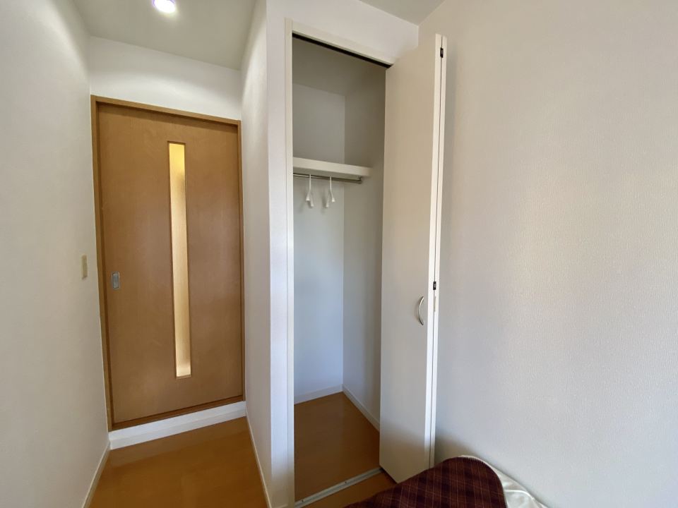 収納　ハンガーパイプ付きの２段収納です