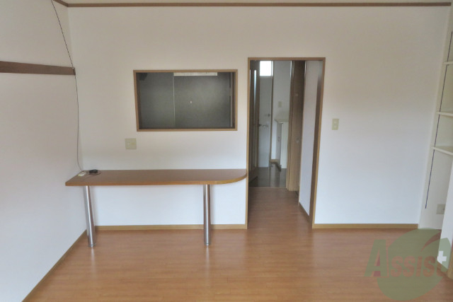 その他部屋・スペース　居室を別角度から撮影しました。カウンターは何かと使えそうです