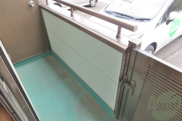 バルコニー　バルコニーから外に出られる珍しいタイプです。