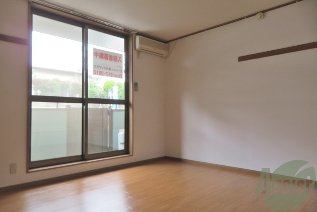 居室・リビング　８帖ある居室です。高さがあるのでより広く感じます。